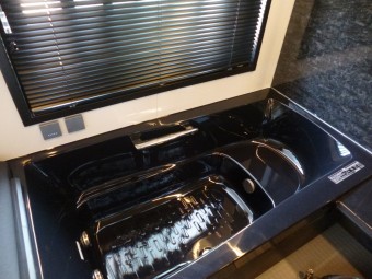 LIXILモノトーンでシックな浴室に